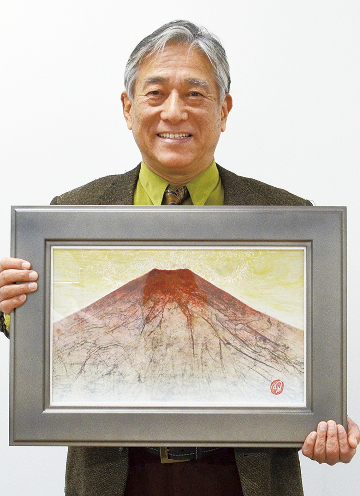 作品を手に笑顔の竹村さん