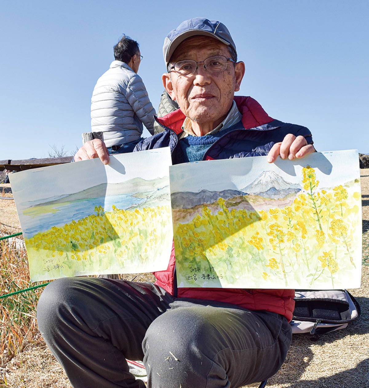 描いた作品を見せる西川さん