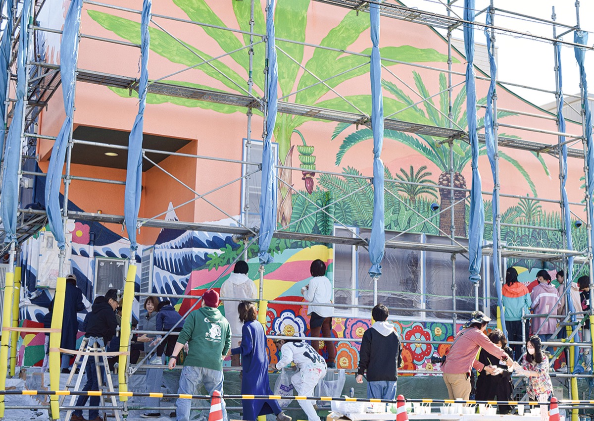 二宮に「北斎」壁画登場