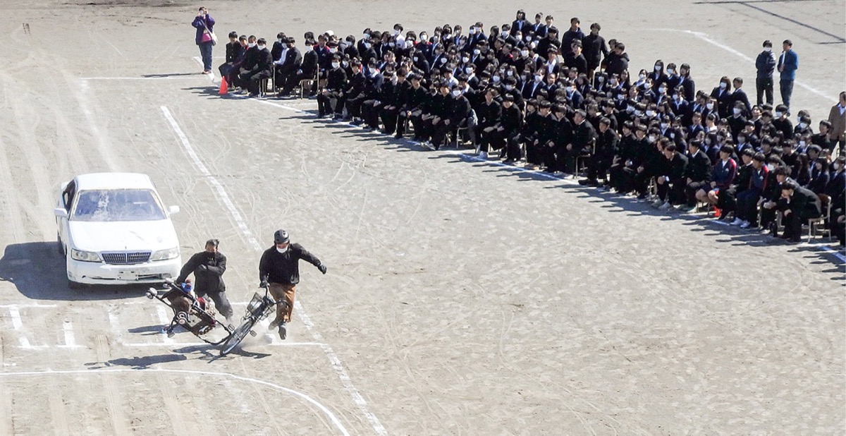 スタントマンが実演