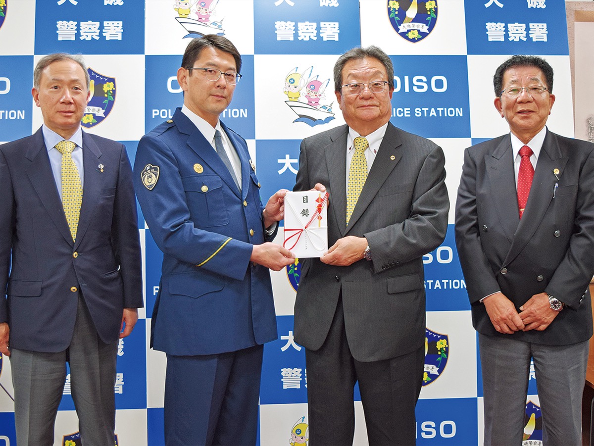 大磯警察に防犯グッズ寄贈