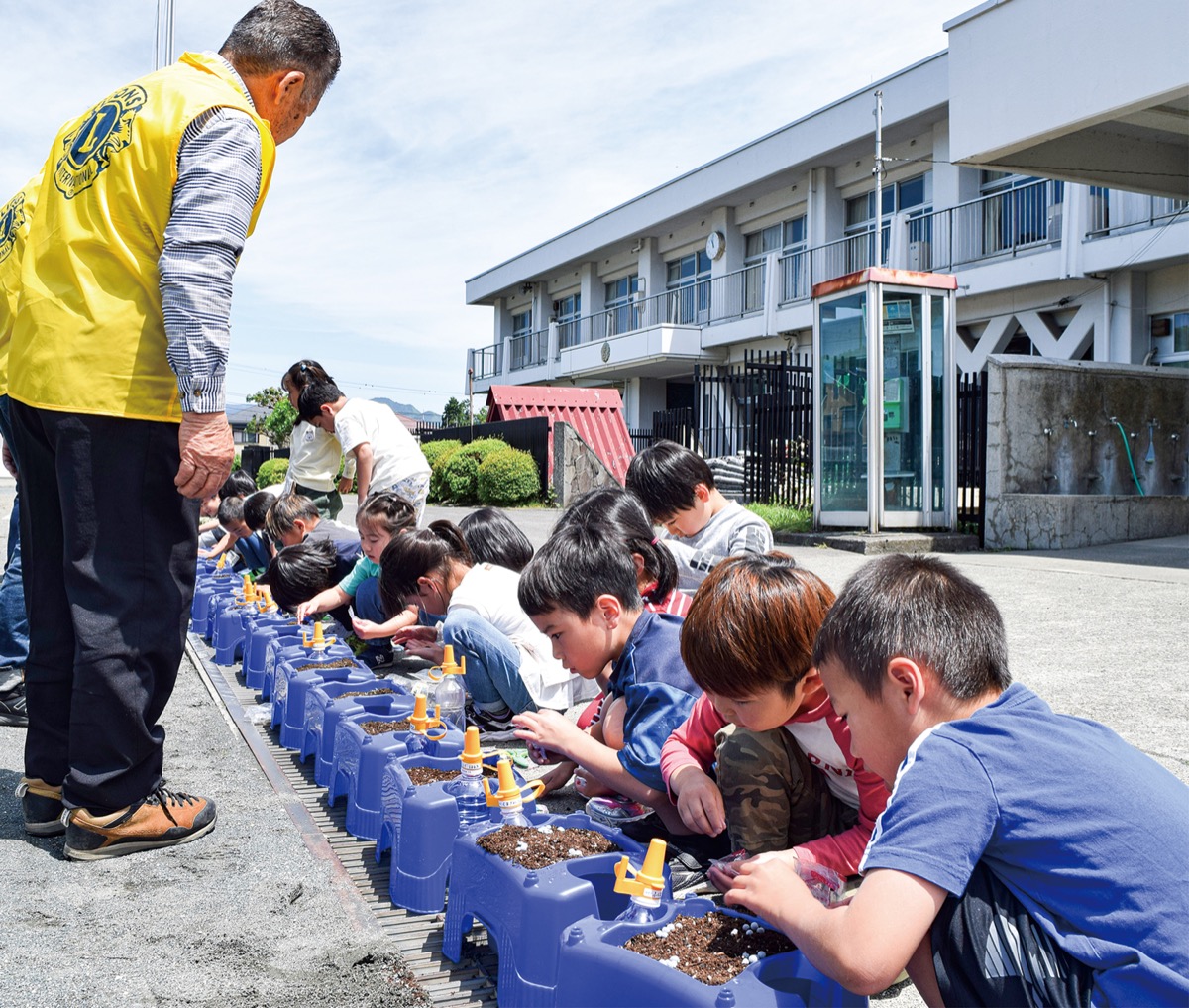 町内２小でアサガオ種植え