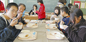 前田教育長（左から２人目）も完食