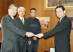 義援金を手渡す古川理事長（左）
