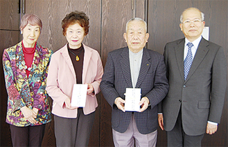 藤田会長（右から2人目）と報徳博物館の草山明理事長（右）