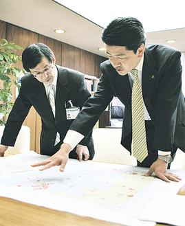 市職員と地図に落とし込まれたデータを確認する加藤市長