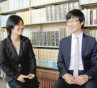 報徳博物館の研究室で談笑する郭さん（右）と陳さん（左）
