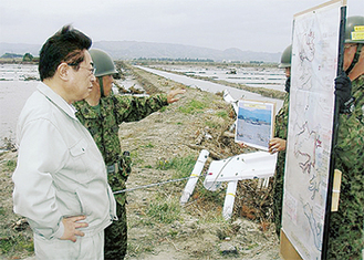 被災地で陣頭指揮をとる立谷相馬市長（左）