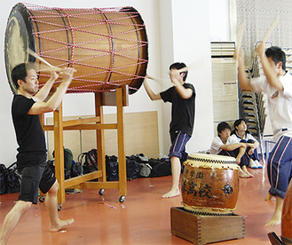 今月11日には林氏（写真左）が相洋高校を訪れ、和太鼓部に直接指導した
