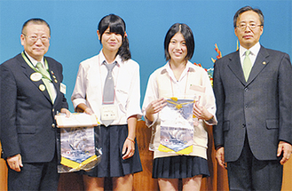 優勝の桑本さん（右から２人目）と特別賞の佐藤さん（左から２人目）