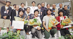 原田さん（前列右から２番目）とコンテストの受賞者（前列）