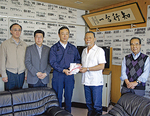佐藤副市長（中央）に義援金を渡す尾崎会長（右から２人目）