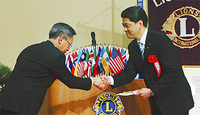 田代会長（左）から加藤市長へ目録が渡された