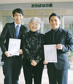 （左から）ラピドさん、斉藤施設長、ディッキーさん