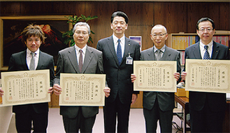 左から杉山さん、井上さん、加藤憲一市長、槙原さん、川瀬さん