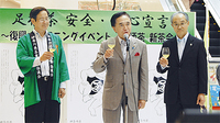 足柄茶を手にする黒岩知事（中央）、吉田県農協茶業センター社長（右）湯川裕司県茶業振興協議会長（左）