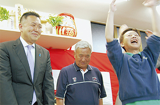 喜びにわく大川氏（左）の選挙事務所