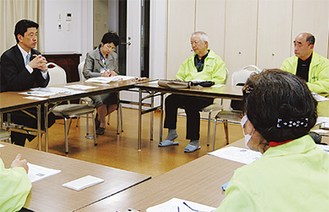 ボランティアスタッフの話に耳を傾ける加藤市長（左）