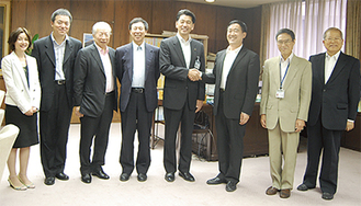 加藤市長と握手を交わす劉副院長