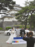 小田原城本丸にリムジンで登場。お城を背に、２組が記念撮影を行った