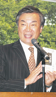 著作を紹介する松沢前知事。鴻谷正博氏と共著、（株）ぎょうせいから出版