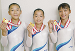 左から河崎さん、瀬尾さん、樋口さん。中学生の部で団体優勝