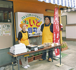 店長の本田さん（右）とスタッフの美濃島さん。用意した弁当は毎日ほぼ売り切れる