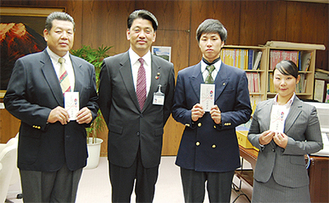 左から多田信吾さん、加藤憲一市長、瀧澤勇介さん、西山美希さん