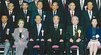 文科大臣表彰式の様子（後列左端が長田会長、前列右端が田中大臣）