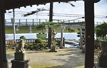 米神の正八幡神社は海の目の前（境内から撮影）