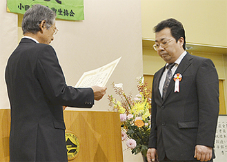 花田会長（左）から賞状が手渡された