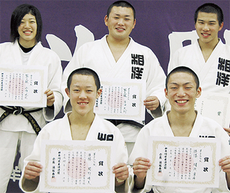 後列左から時計回りに３位入賞の山内さん、吉田君、二見君、初優勝の間瀬君、関野君