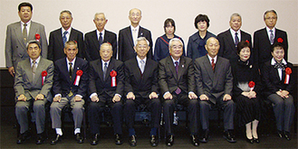 原会長（前列右４人目）を囲む受賞者