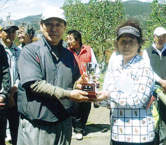 優勝者にトロフィーを手渡す大野会長（左）