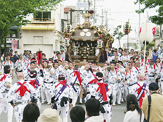 松原神社神輿の渡行の様子