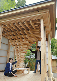 「積み木の家」を説明する下田さん（左）と山内さん