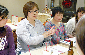 身ぶりを交え解説する山本さん（左から2番目）