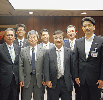 加藤市長を訪問するプログラム運営委員のメンバー