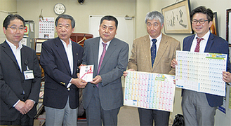 前田教育長（左から２人目）へ目録が手渡された