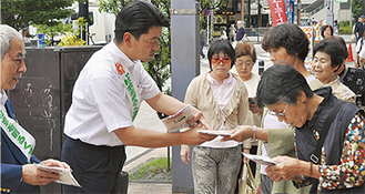 パンフレットを配る加藤市長と志村氏（左）
