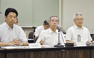 会見した増田理事長（中央）と大野学長（右）