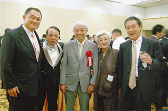 柔道の五輪金メダリスト・山下泰裕さん（左）ら各界の著名人が駆け付けた