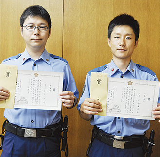 賞状を手にする辻巡査部長（左）と加藤巡査
