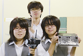 左から永田さん、土屋君、瀬戸さん（持っているのがロボット力士）