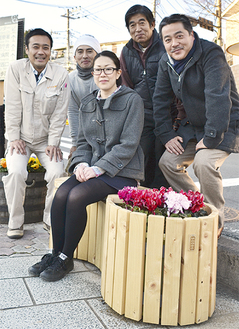 ベンチに掛ける蛇田さんを囲む大山さん（左２人目）ら関係者