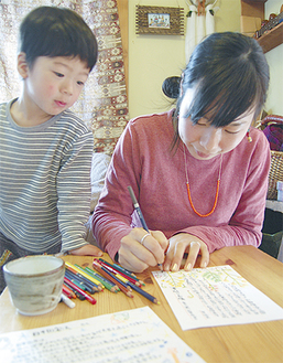 子育ての傍ら、一枚一枚丁寧に描く内田さん