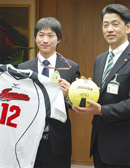 加藤市長にアジア制覇を報告する江藤選手（左）