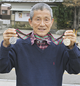 メダルを手に笑顔を見せる北村さん