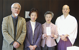 丸山さん（右から2番目）と澤支局長（左）