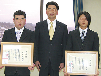 会長の加藤市長を挟んで山崎さん（写真右）と石綿さん（同左）